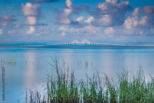 Cuadro en lienzo A serene waterscape features the long Sunshine Skyway bridge from Pinellas Point