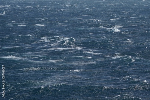 Fotografie Choppy ocean waves create dynamic and powerful seascape, showcasing beauty of nature force