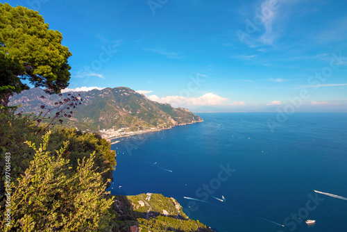 Obraz na płótnie The photo showcases the scenic villas of Ravello and its surroundings, set atop cliffs with panoramic views, lush gardens, and charming architecture that capture the essence of Italy’s Amalfi Coast. w salonie