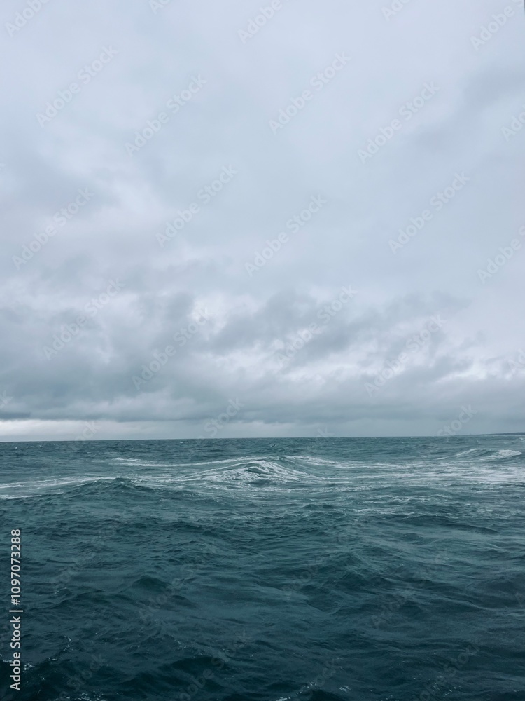 Fototapeta premium Natural seascape background, cloudy sea horizon