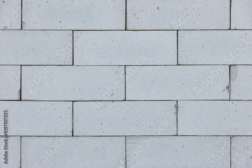 Obraz na płótnie Sturdy white bricks form an intricate wall pattern in natural light at midday, showcasing texture w salonie
