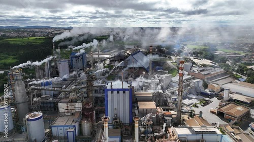 Visão aérea de uma fábrica de papel e celulose em Suzano, São Paulo, Brasil