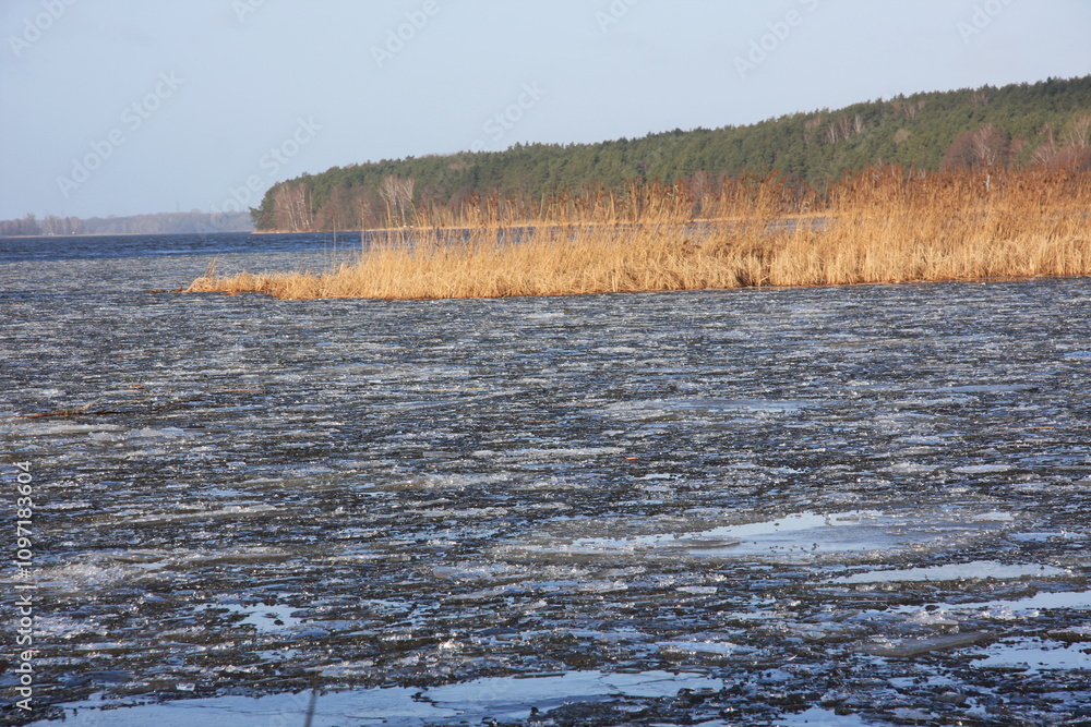 kry lodowe na rzece