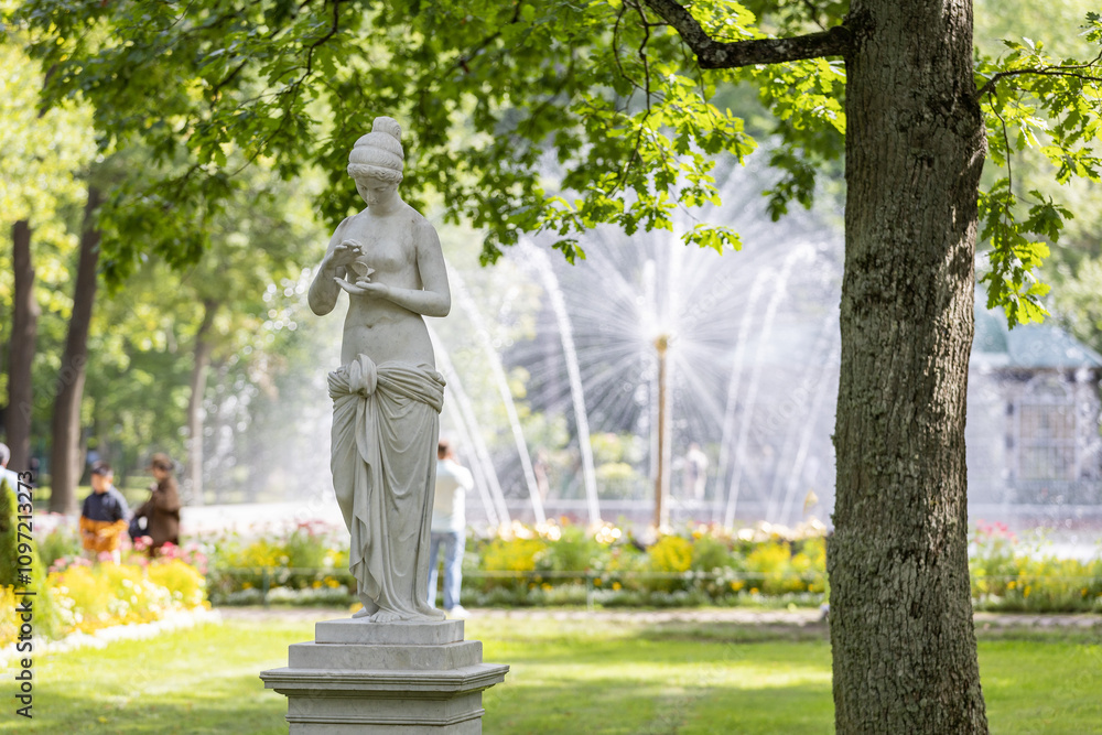Fototapeta premium Russia. Saint-Petersburg. Sculpture of Psyche with a butterfly at the fountain of the Sun in Peterhof.