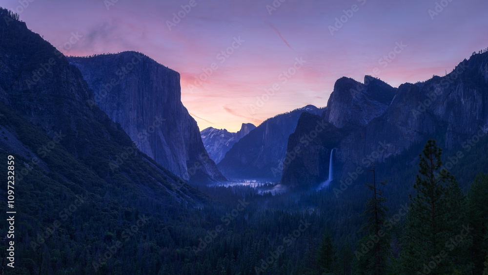 sunrise at the tunnel view in yosemite nationalpark, california, usa