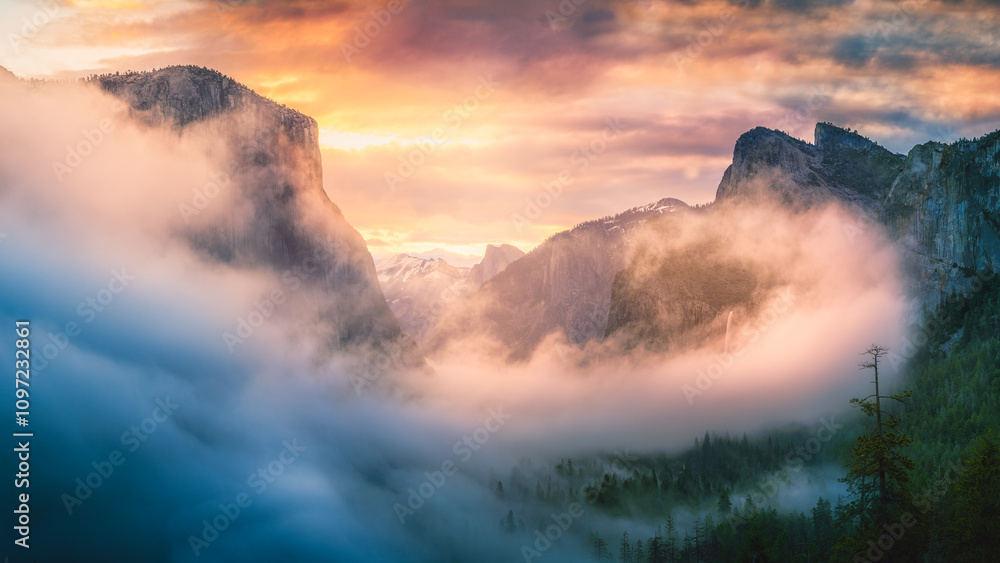 sunrise at the tunnel view in yosemite nationalpark, california, usa