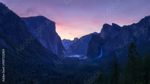 Obraz na płótnie sunrise at the tunnel view in yosemite nationalpark, california, usa w salonie