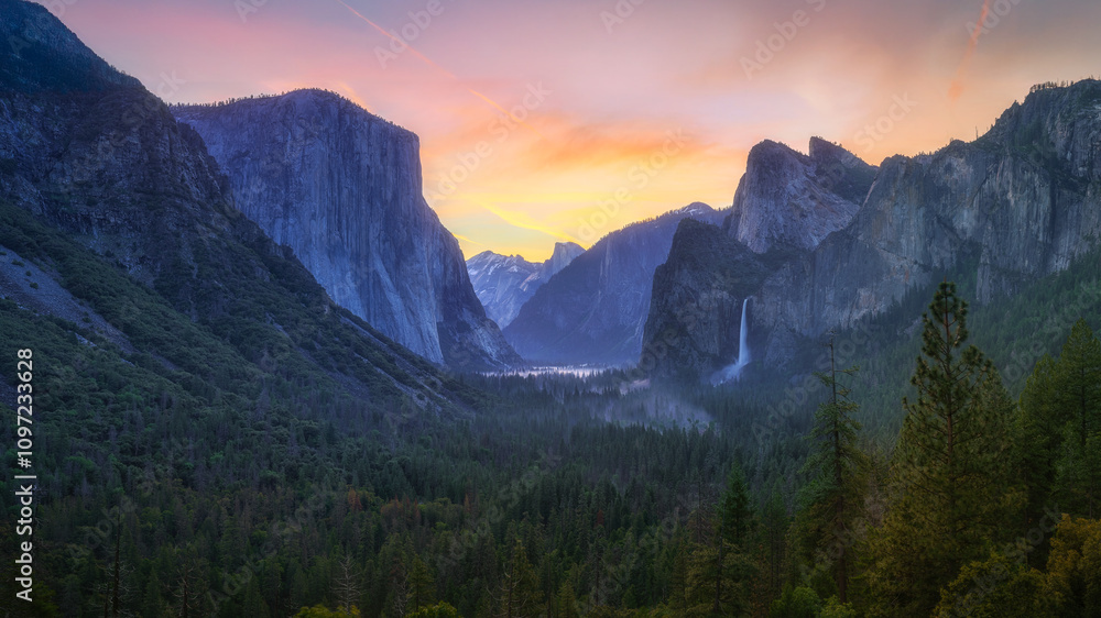 sunrise at the tunnel view in yosemite nationalpark, california, usa
