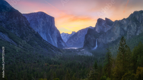 Obraz na płótnie sunrise at the tunnel view in yosemite nationalpark, california, usa w salonie