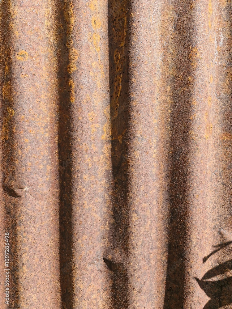 Obraz premium Corrugated zinc sheets with a lot of rust, observed in the reddish brown color that spreads throughout the sheet, and the obvious corrosion traces.