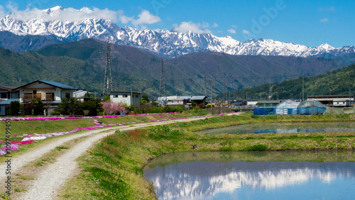 残雪の北アルプスと春の風景
