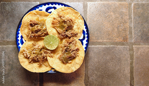 Photos 4 pork carnitas tacos (tacos de carnitas de cerdo) on a blue and white plate wit