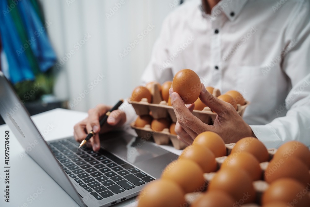 Obraz premium A businessman checks eggs at a work table in a factory, ensuring cleanliness and freshness. Food safety experts inspect quality during sorting on the production line, adhering to industry standards