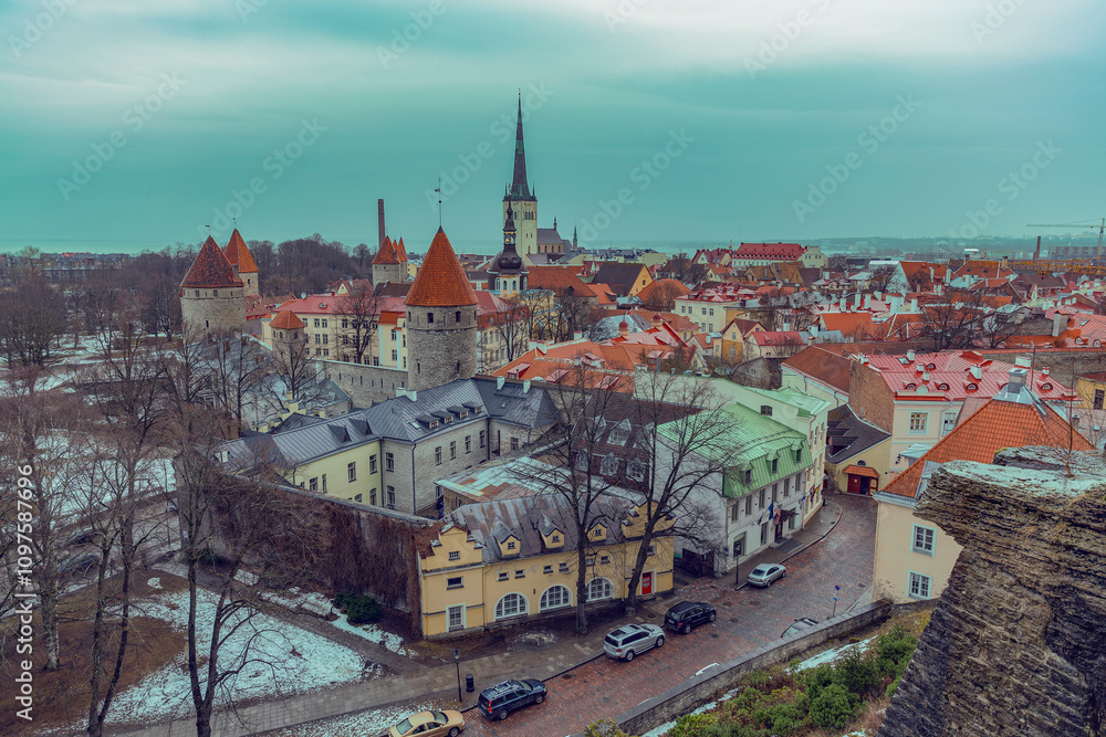 Obraz premium winter evening in tallinn. snow outside.