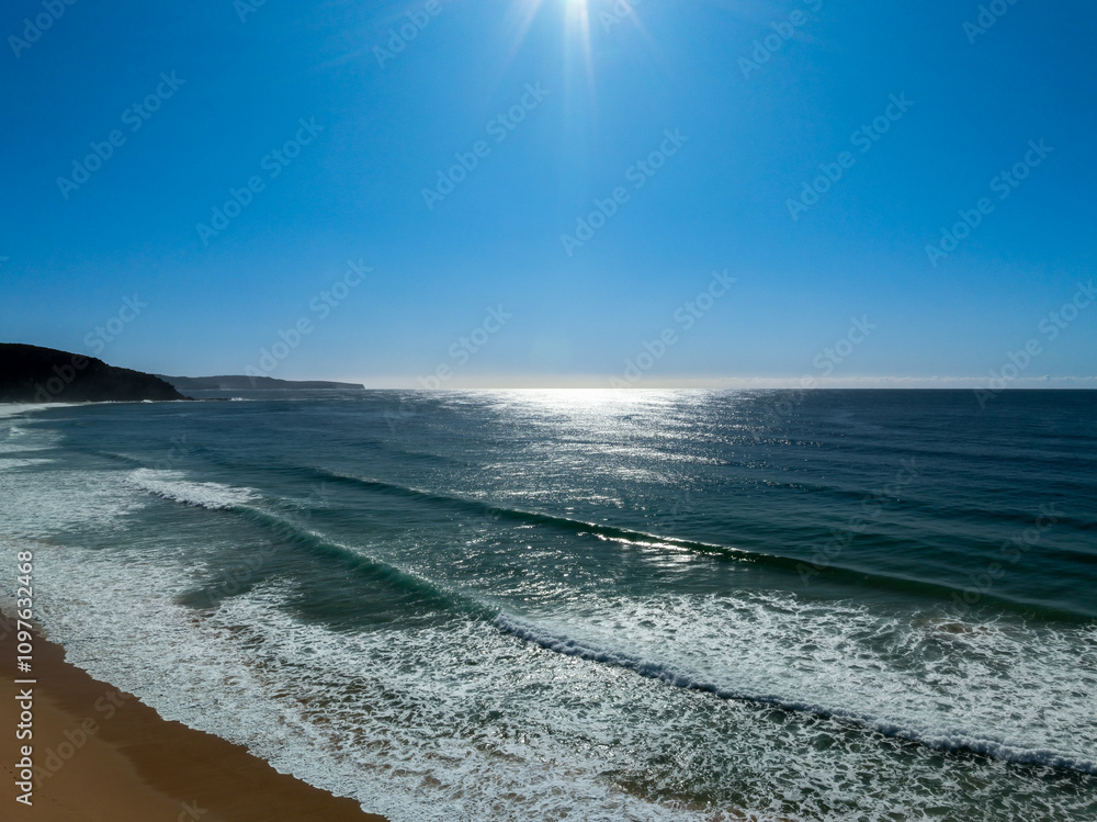 Obraz premium Beautiful day at the seaside with blue skies and sunlight