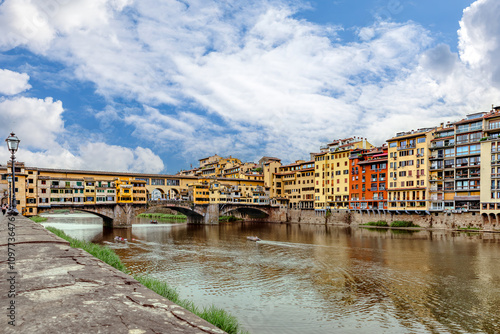 Obraz na płótnie Arno River. Iconic Ponte Vecchio Bridge framed by colorful buildings and a beautiful sky in Florence. w salonie