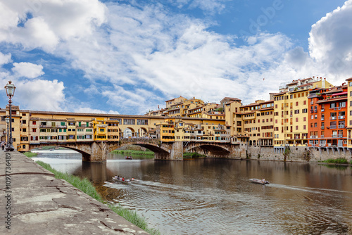 Obraz na płótnie Arno River. Iconic Ponte Vecchio Bridge framed by colorful buildings and a beautiful sky in Florence. w salonie