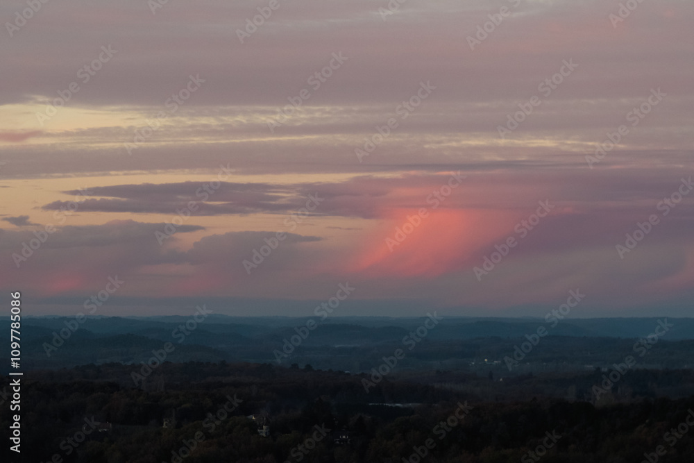Fototapeta premium Coucher de soleil sur les paysages du Lot, observé depuis la ville de Gourdon