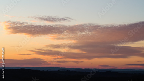 Coucher de soleil sur les paysages du Lot, observé depuis la ville de Gourdon photo