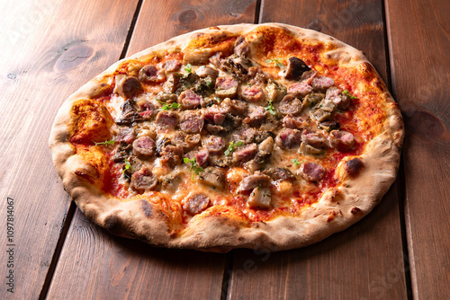 Pizza italiana condita con salsiccia fresca di maiale e funghi porcini 