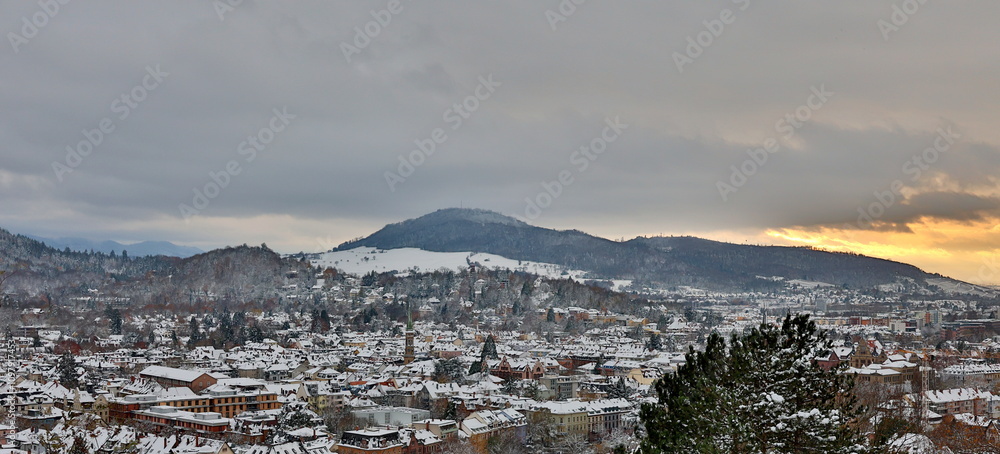 Fototapeta premium Freiburg-Wiehre in der Winterdämmerung