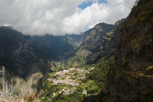 Obraz na płótnie view of Curral das Freiras from the Eira do Serrado Viewpoint (Madeira, Portugal) w salonie