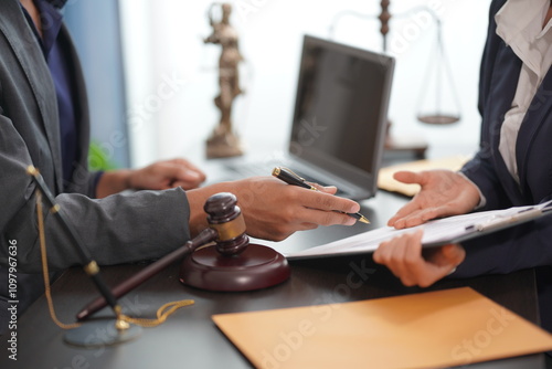 The judge is giving legal advice. To explain the terms and conditions for counseling businesswomen before signing to discuss various cases. Analyze documents and develop negotiation strategies photo