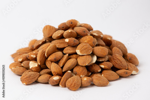 Wallpaper Mural montículo de almendras enteras con càscara fina sobre fondo blanco Torontodigital.ca