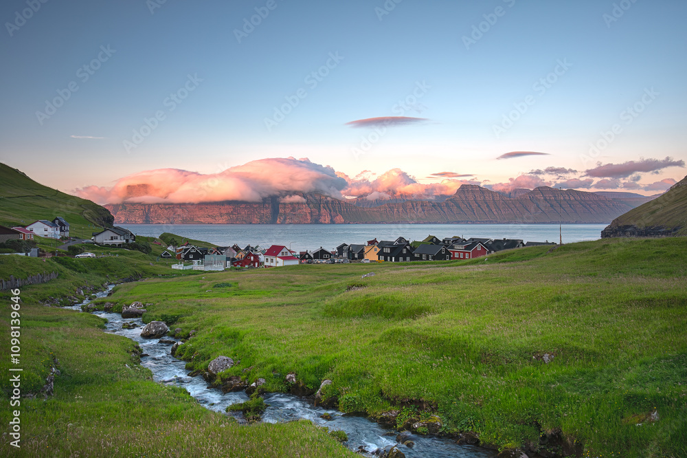 Fototapeta premium Il villaggio di Gjogv al crepuscolo, Isole Faroe