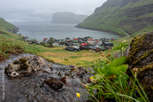 Scorcio panoramico del villaggio di Tjornuvik  incastonato tra i fiordi, Isole Faroe