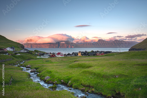 Il villaggio di Gjogv  al crepuscolo, Isole Faroe