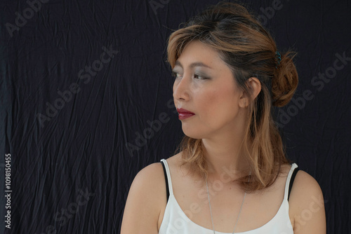 Obraz na płótnie Portrait of face asian woman on black cloth background. w salonie