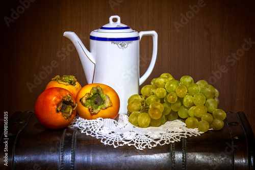 Teiera da tè bianca con cachi e uva