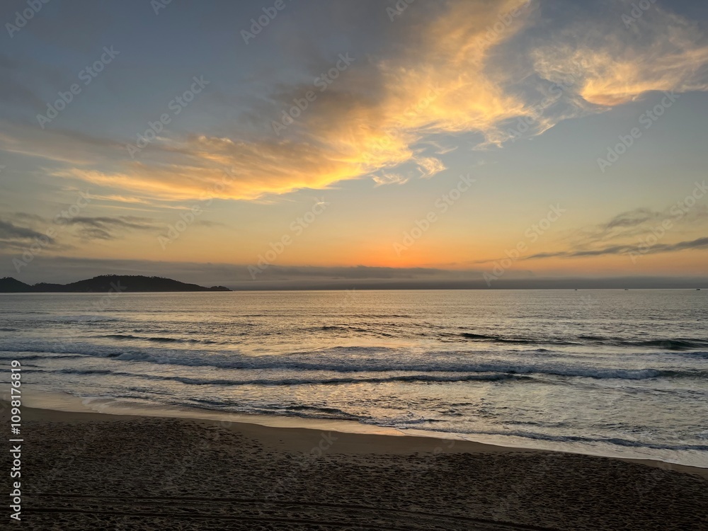 Obraz premium Sunsrise in Praia do Campeche beach Florianopolis