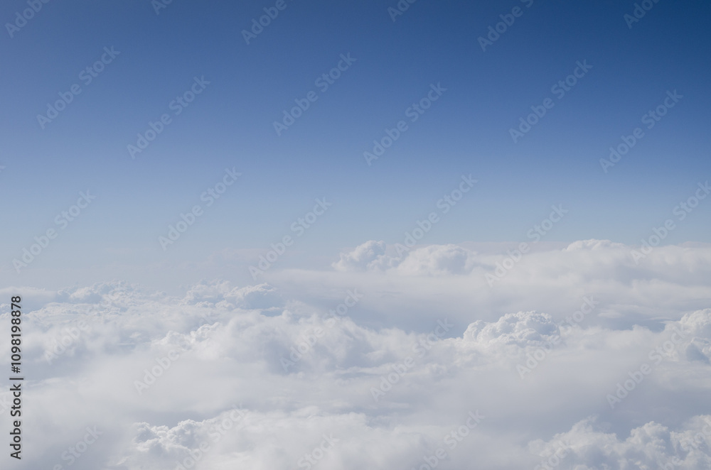 Obraz premium The sky is filled with clouds and the sun is shining through them