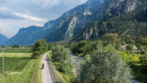 Radwege aus der Vogelperspektive: Etsch und Berge