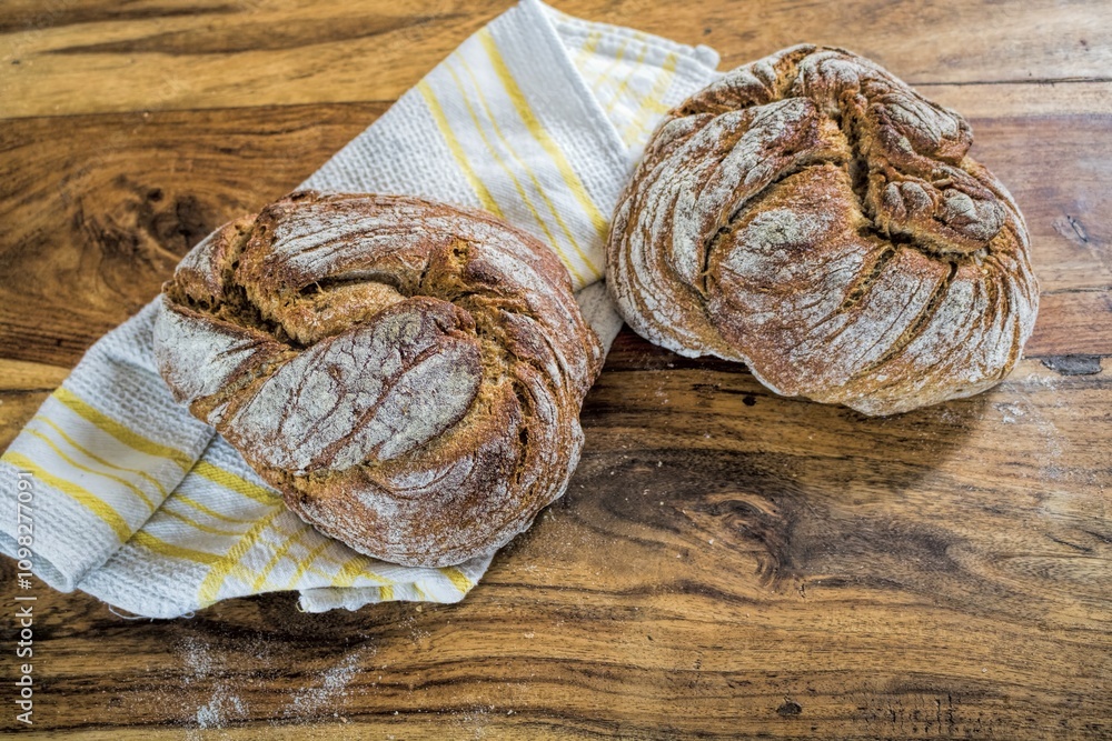 zwei wild breads mit geschirrtuch auf einem holztisch
