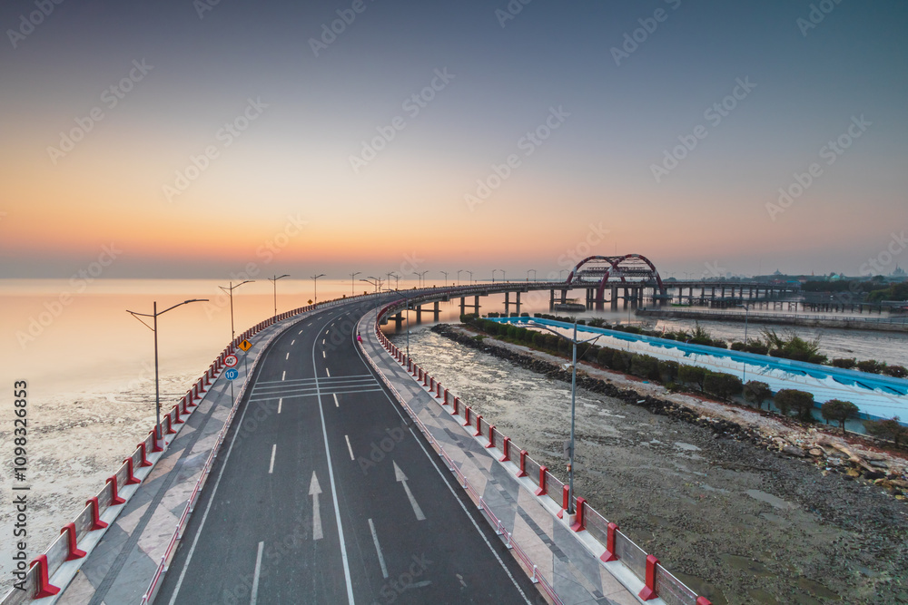Obraz premium Beautiful Panoramic Sunrise in Surabaya Bridge Kenjeran which was photographed from the pedestrian bridge. 