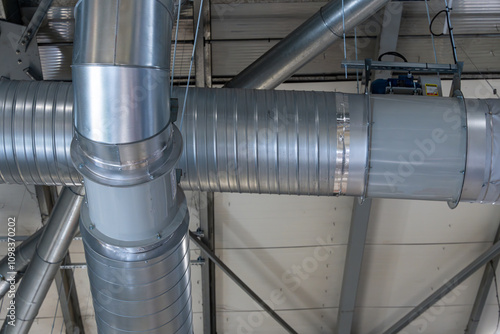 Gros plan sur des gaines inox de ventilation dans une usine industrielle photo