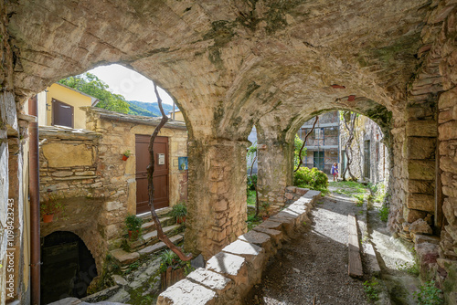 Fotografía Summer image and architectural details of the medieval image of Cassagna, Liguri
