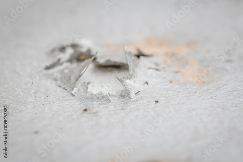 Nahaufnahme einer aufgerissenen und geplatzten Lackschicht auf einem Blechdach, Deutschland photo