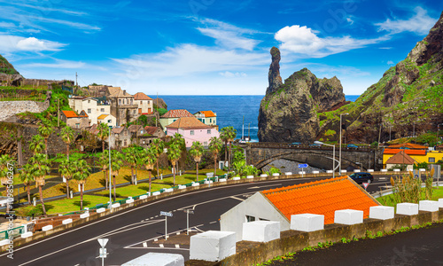 Obraz na płótnie Tall lava rocks in ocean, islet towers in Ribeira da Janela, Madeira Island, Portugal w salonie