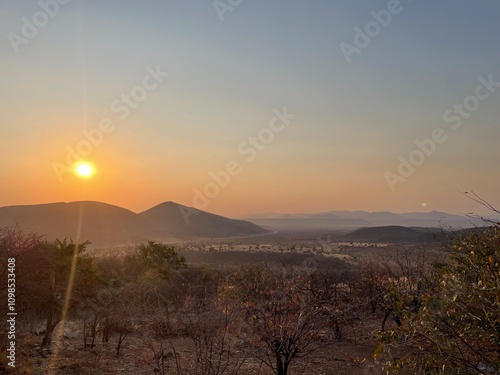 Crépuscule d’Opuwo : panorama aux couleurs du désert photo