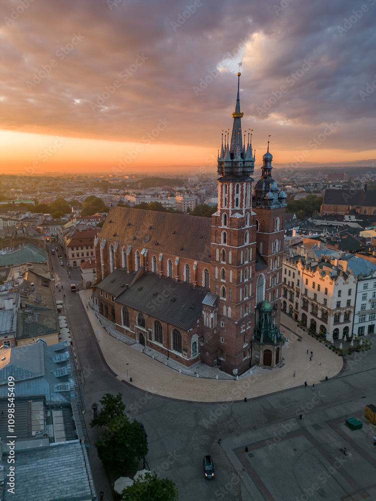 Φωτογραφία Aerial view of St Mary's church in Krakow, Poland, during colorful sunrise
