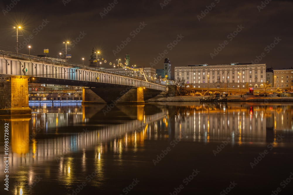 Fototapeta premium Vorweihnachtliches Linz bei Nacht
