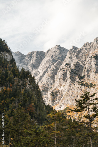 steile Felswand in den den bayerischen Alpen, Bergpanorama im Herbst photo