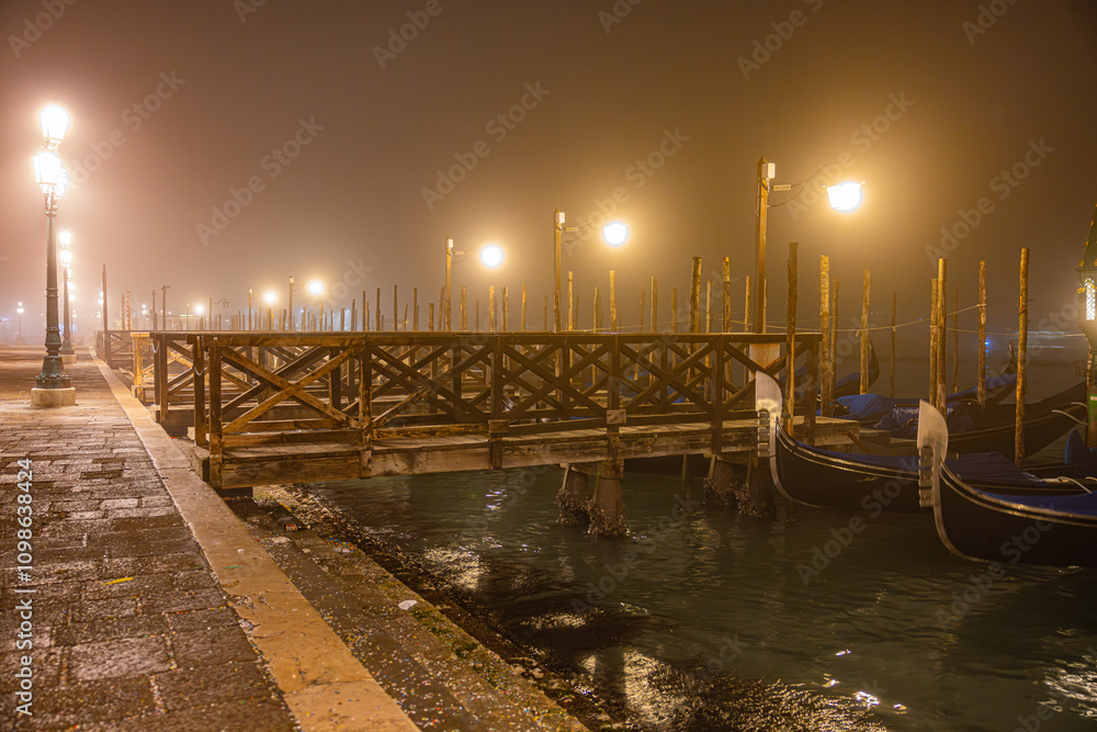 Obraz premium Markusplatz Venedig in der nebeligen Nacht 