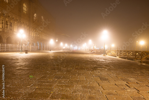 Markusplatz Venedig in der nebeligen Nacht 