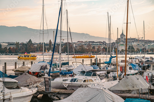 bateau taxi et bateau de croisière dans la baie de Genève