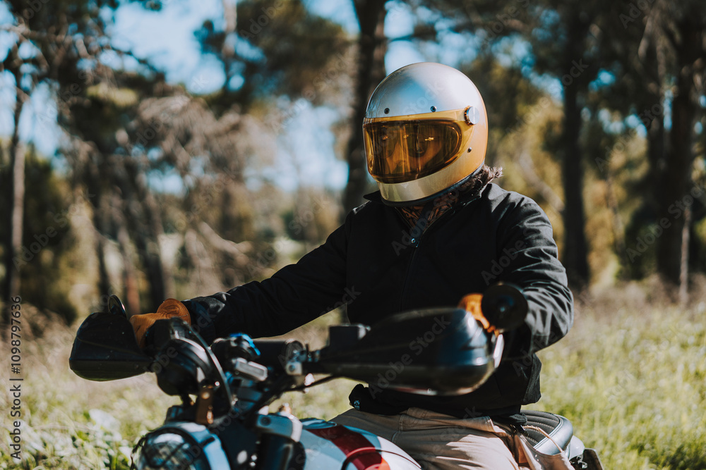 Hombre con barba y estilo alternativo con moto de campo en paso de bosque